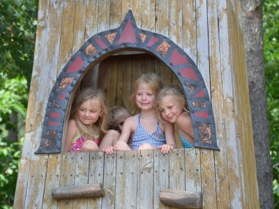 Домики для детской площадки: особенности и разновидности