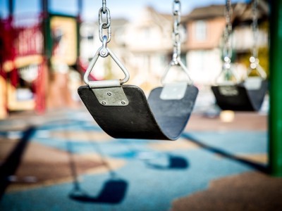 Резиновое покрытие снижает травматизм на детских площадках